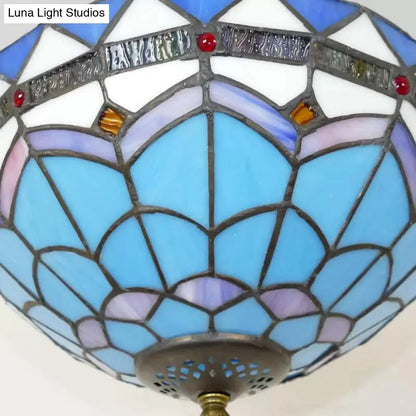 Lámpara de techo DecorBites™ Blue Tiffany Bowl, de latón antiguo con acabado vitral.
