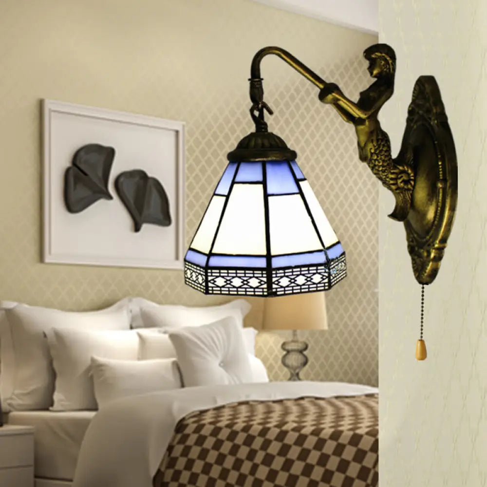 Aplique de pared de cristal Tiffany azul con acabado en latón antiguo