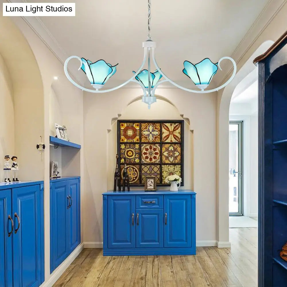 ثريا تيفاني زرقاء من الزجاج الملون بتصميم بتلات ريفية - ثريا بثلاث مصابيح للردهة، مع سلسلة معدنية