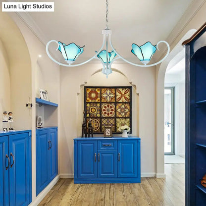 ثريا تيفاني زرقاء من الزجاج الملون بتصميم بتلات ريفية - ثريا بثلاث مصابيح للردهة، مع سلسلة معدنية