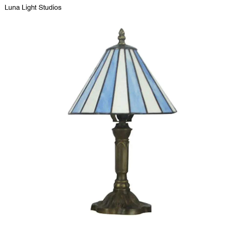 Lámpara de escritorio de cristal azul estilo Tiffany: una solución de iluminación sencilla y elegante para el dormitorio.