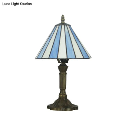 Lámpara de escritorio de cristal azul estilo Tiffany: una solución de iluminación sencilla y elegante para el dormitorio.