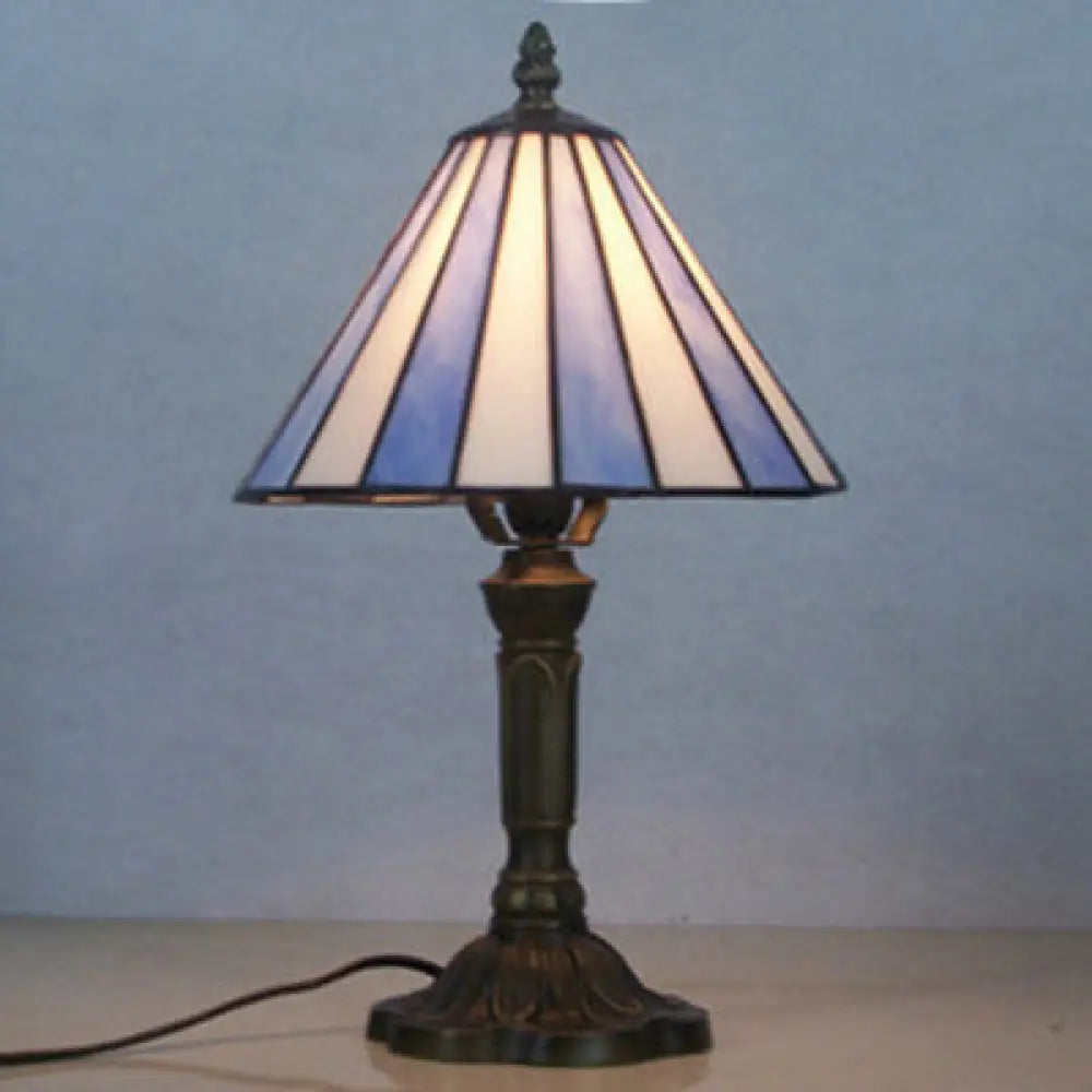 Lámpara de escritorio de cristal azul estilo Tiffany: una solución de iluminación sencilla y elegante para el dormitorio.