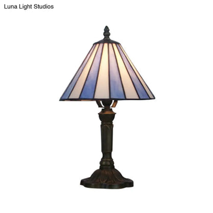 Lámpara de escritorio de cristal azul estilo Tiffany: una solución de iluminación sencilla y elegante para el dormitorio.