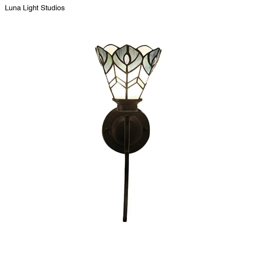 Lámpara de pared estilo Tiffany azul con vitral - Diseño festoneado con brazo curvo, ideal para iluminación de dormitorio