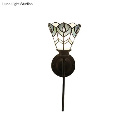 Lámpara de pared estilo Tiffany azul con vitral - Diseño festoneado con brazo curvo, ideal para iluminación de dormitorio