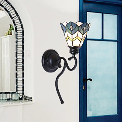 Lámpara de pared estilo Tiffany azul con vitral - Diseño festoneado con brazo curvo, ideal para iluminación de dormitorio
