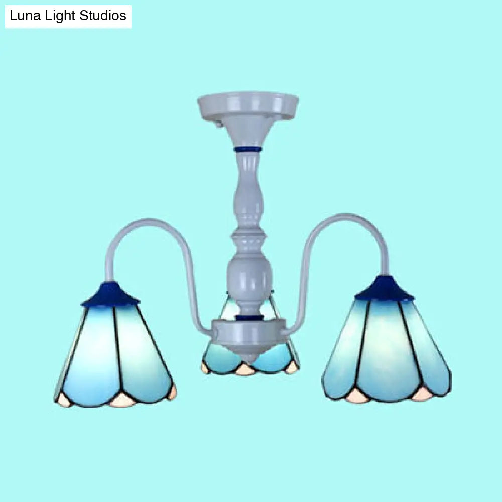 Lámpara de techo DecorBites™ Tiffany azul y blanca con pantalla cónica de vitral - 3 luces, brazo curvo - Montaje semiempotrado