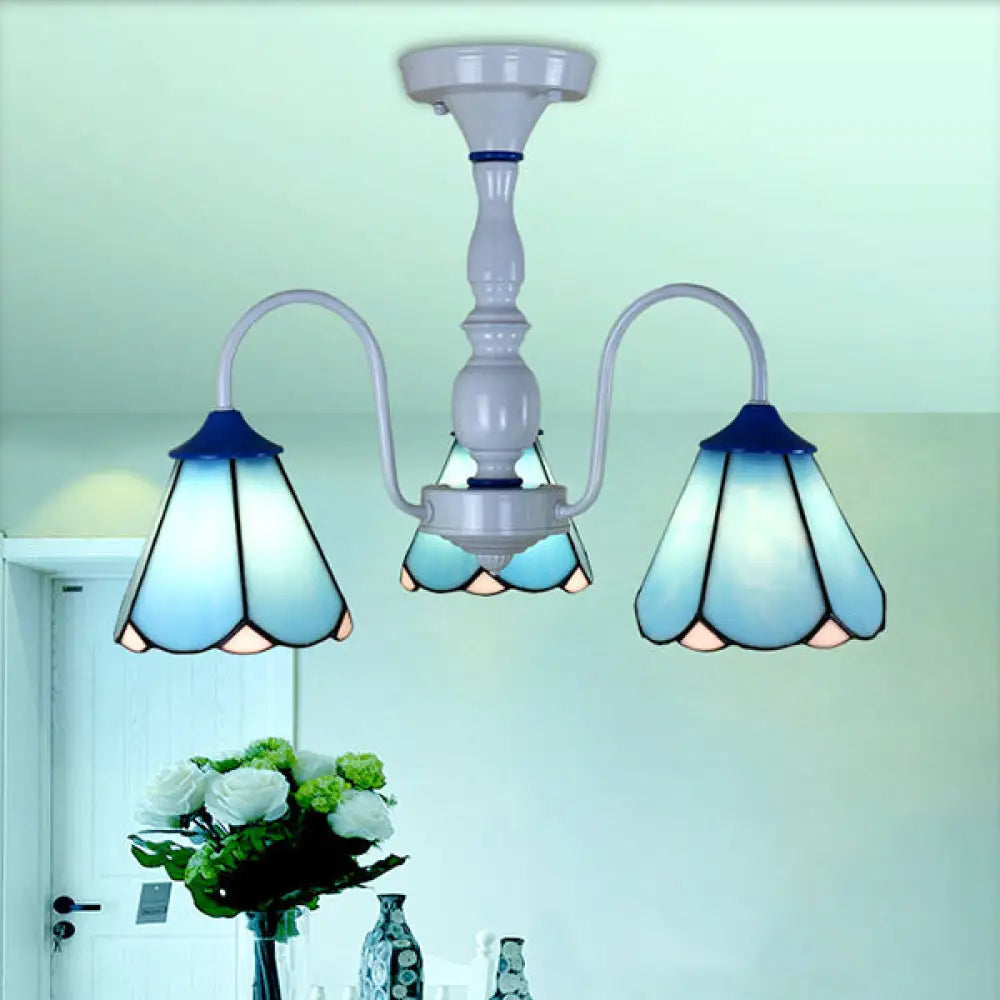 Lámpara de techo DecorBites™ Tiffany azul y blanca con pantalla cónica de vitral - 3 luces, brazo curvo - Montaje semiempotrado
