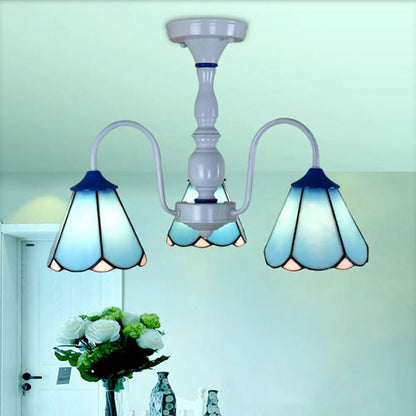 Lámpara de techo DecorBites™ Tiffany azul y blanca con pantalla cónica de vitral - 3 luces, brazo curvo - Montaje semiempotrado