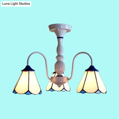 Lámpara de techo DecorBites™ Tiffany azul y blanca con pantalla cónica de vitral - 3 luces, brazo curvo - Montaje semiempotrado
