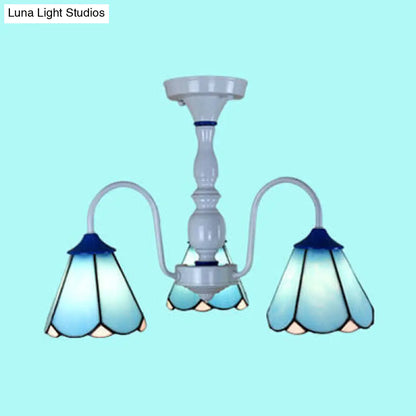 Lámpara de techo DecorBites™ Tiffany azul y blanca con pantalla cónica de vitral - 3 luces, brazo curvo - Montaje semiempotrado