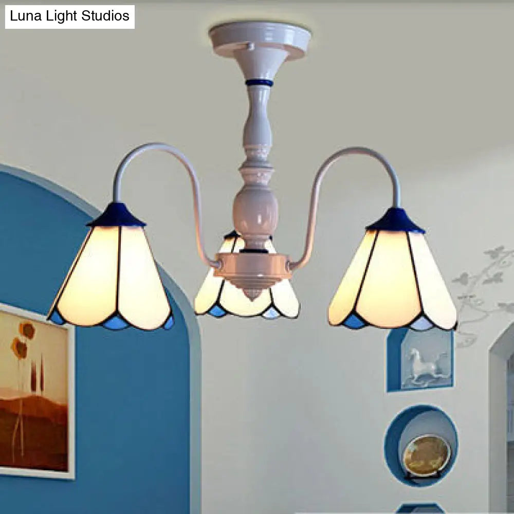 Lámpara de techo DecorBites™ Tiffany azul y blanca con pantalla cónica de vitral - 3 luces, brazo curvo - Montaje semiempotrado