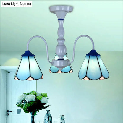 Lámpara de techo DecorBites™ Tiffany azul y blanca con pantalla cónica de vitral - 3 luces, brazo curvo - Montaje semiempotrado
