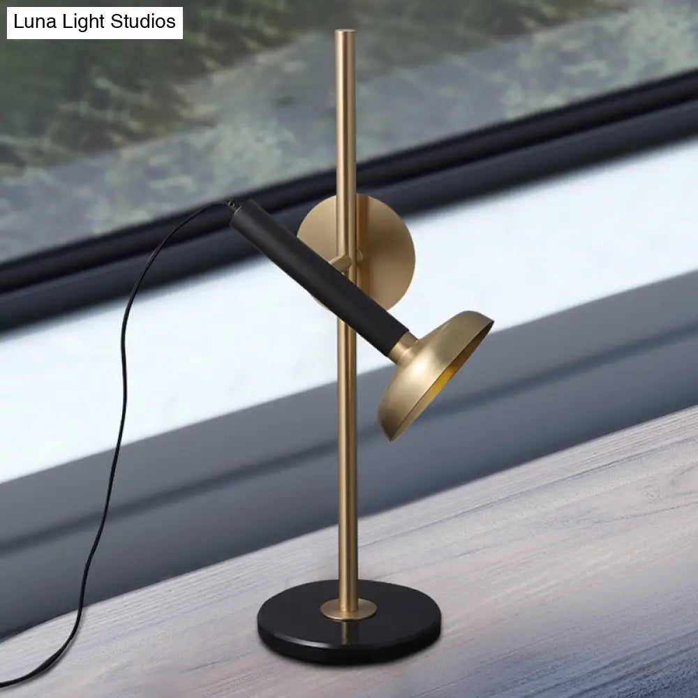 Linterna de lectura de latón con iluminación LED moderna y pantalla metálica