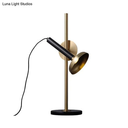 Linterna de lectura de latón con iluminación LED moderna y pantalla metálica