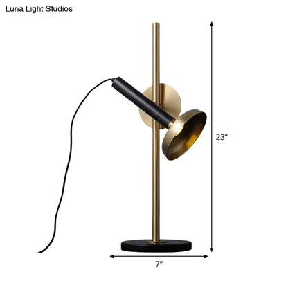 Linterna de lectura de latón con iluminación LED moderna y pantalla metálica