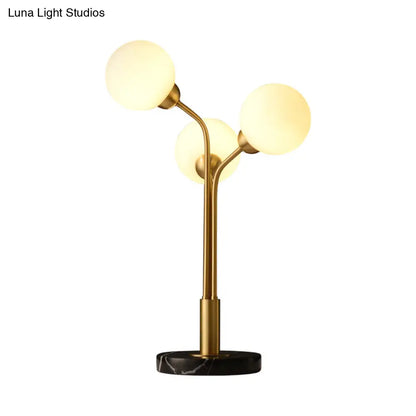 Lámpara de mesilla de noche bifurcada de latón - Cristal opalino, 3 cabezales, diseño posmoderno