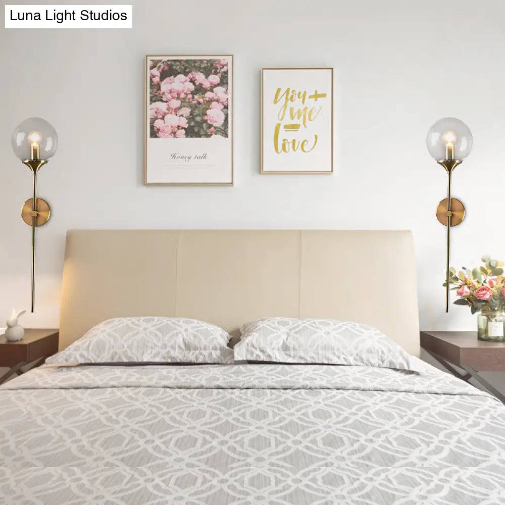 Aplique de pared con pantalla esférica de latón - Luz moderna de un solo foco con cristal transparente/gris/ámbar para dormitorio