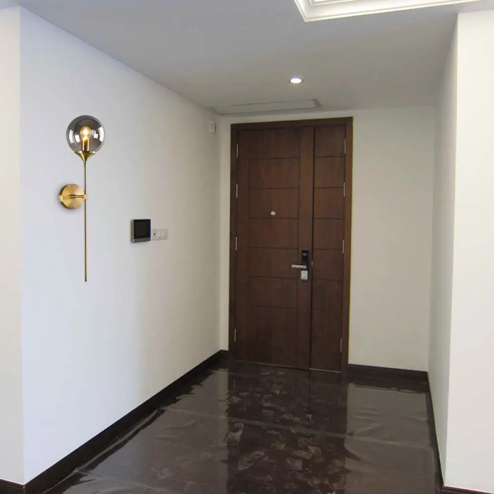 Aplique de pared con pantalla esférica de latón - Luz moderna de un solo foco con cristal transparente/gris/ámbar para dormitorio