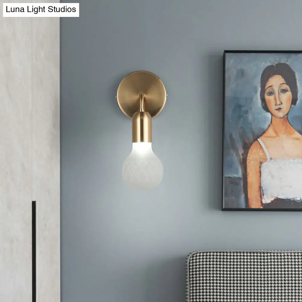 Aplique de pared de estilo industrial en latón con pantalla de cristal enrejado