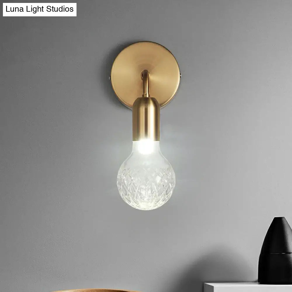 Aplique de pared de estilo industrial en latón con pantalla de cristal enrejado