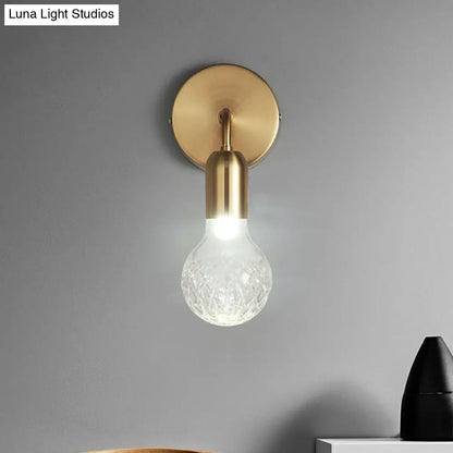 Aplique de pared de estilo industrial en latón con pantalla de cristal enrejado