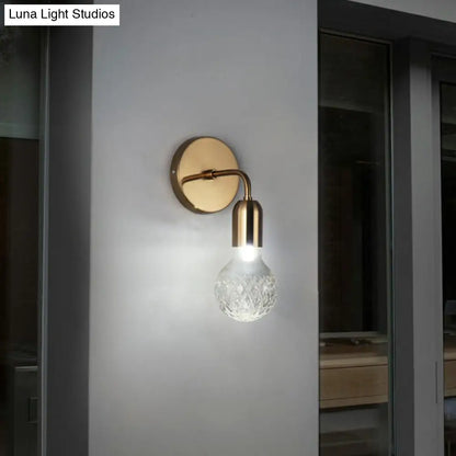 Aplique de pared de estilo industrial en latón con pantalla de cristal enrejado