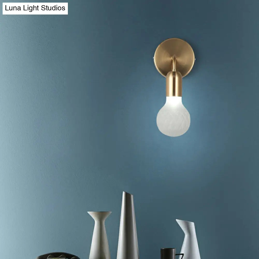 Aplique de pared de estilo industrial en latón con pantalla de cristal enrejado