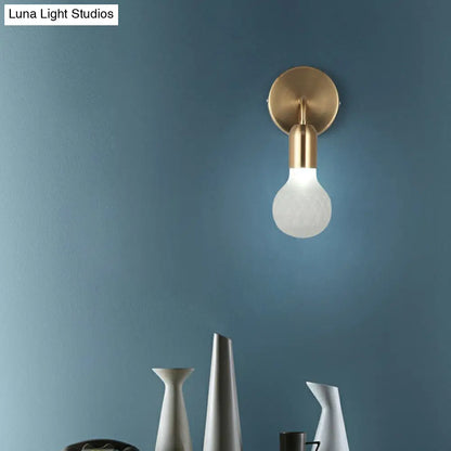 Aplique de pared de estilo industrial en latón con pantalla de cristal enrejado