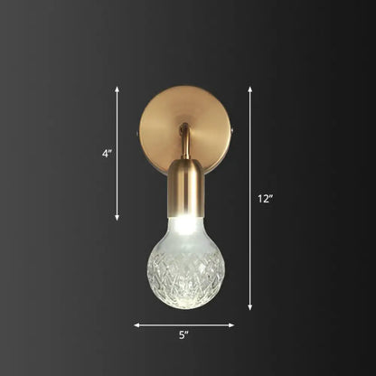 Aplique de pared de estilo industrial en latón con pantalla de cristal enrejado