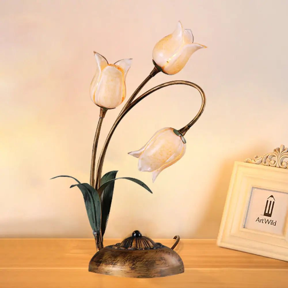 Lámpara de mesilla de noche LED de latón con diseño de tulipán metálico para sala de estar - Tema jardín americano