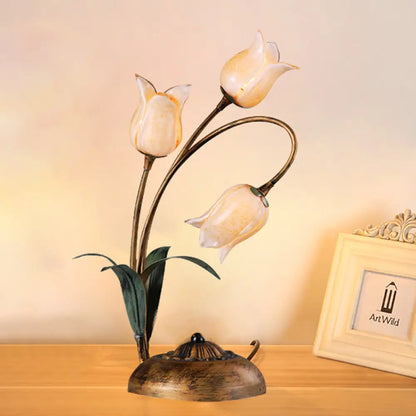 Lámpara de mesilla de noche LED de latón con diseño de tulipán metálico para sala de estar - Tema jardín americano