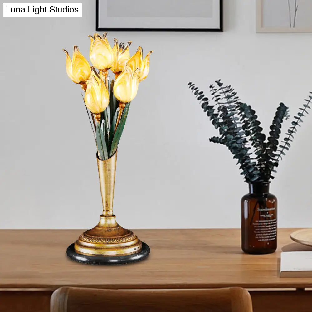 Lámpara de mesilla de noche LED de latón con diseño de tulipán metálico para sala de estar - Tema jardín americano