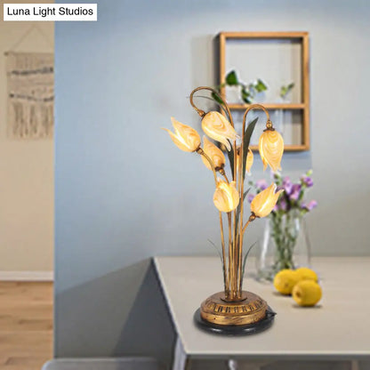 Lámpara de mesilla de noche LED de latón con diseño de tulipán metálico para sala de estar - Tema jardín americano