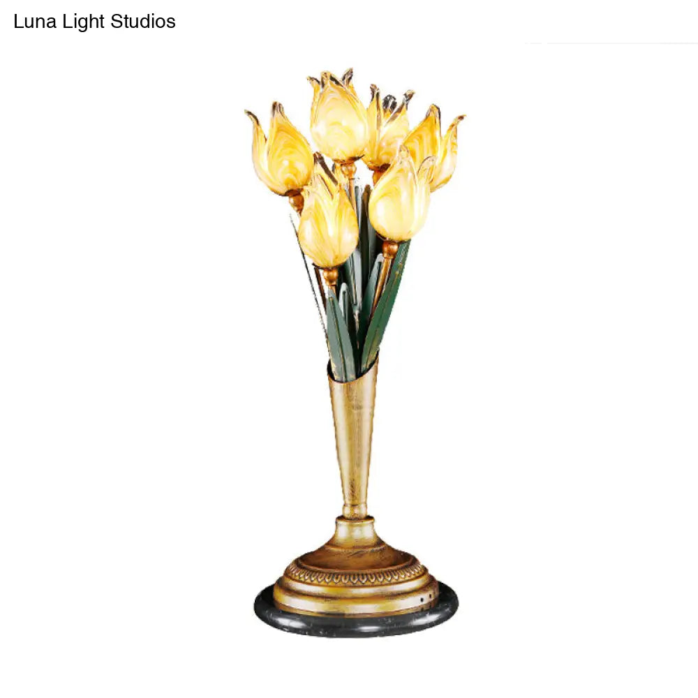 Lámpara de mesilla de noche LED de latón con diseño de tulipán metálico para sala de estar - Tema jardín americano