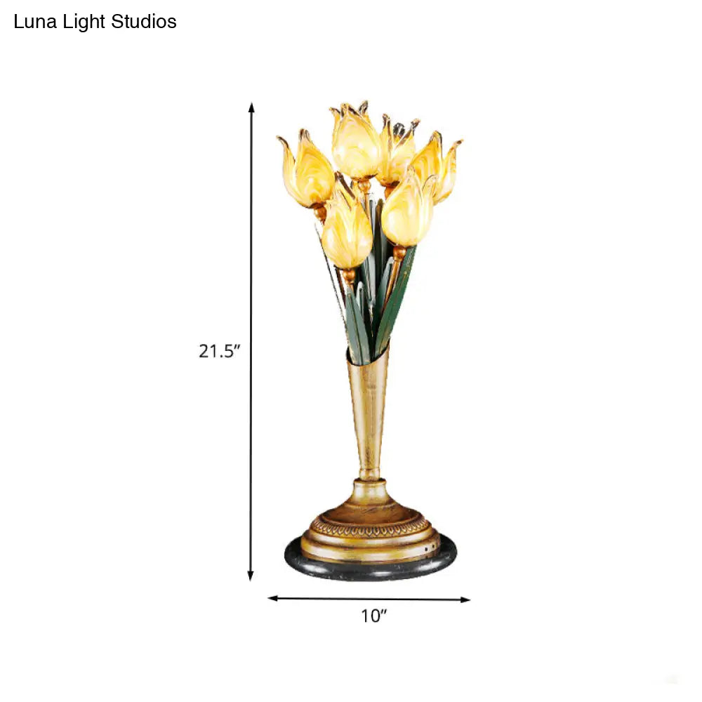 Lámpara de mesilla de noche LED de latón con diseño de tulipán metálico para sala de estar - Tema jardín americano