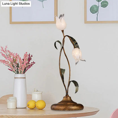 Lámpara de mesilla de noche LED de latón con diseño de tulipán metálico para sala de estar - Tema jardín americano