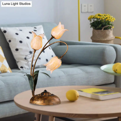Lámpara de mesilla de noche LED de latón con diseño de tulipán metálico para sala de estar - Tema jardín americano