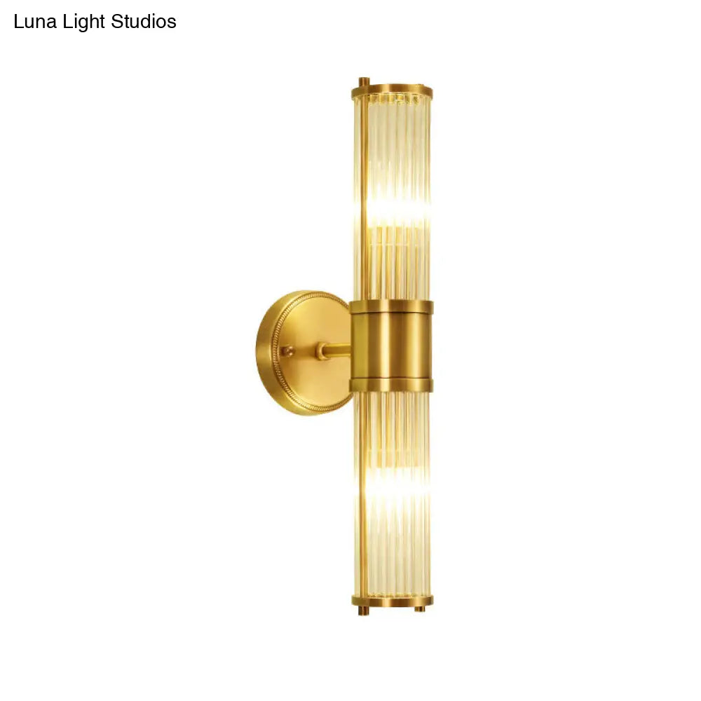 Aplique de pared de latón con cristal acanalado y media luz para iluminación tradicional de dormitorio