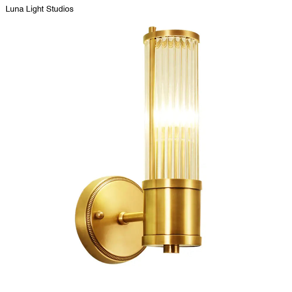 Aplique de pared de latón con cristal acanalado y media luz para iluminación tradicional de dormitorio