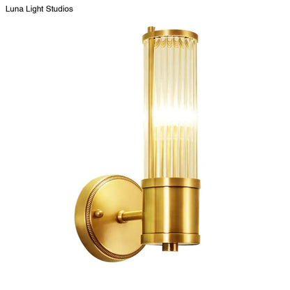 Aplique de pared de latón con cristal acanalado y media luz para iluminación tradicional de dormitorio