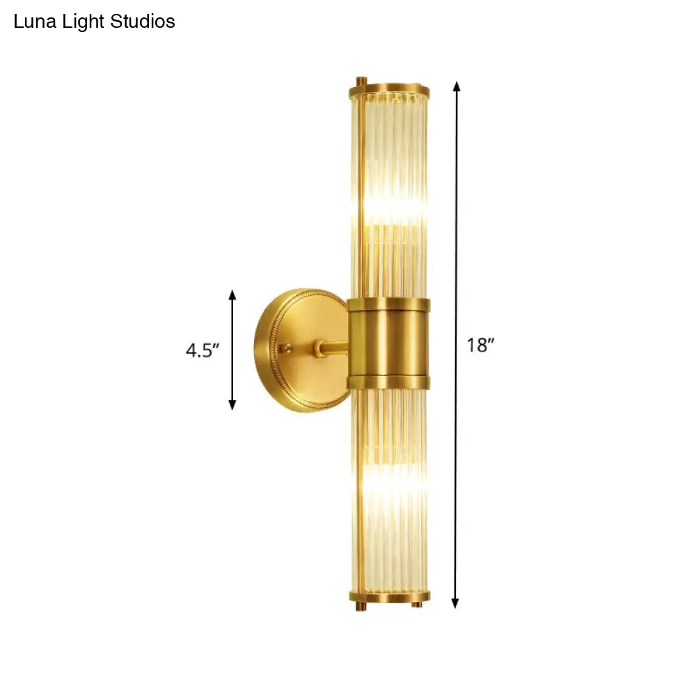 Aplique de pared de latón con cristal acanalado y media luz para iluminación tradicional de dormitorio