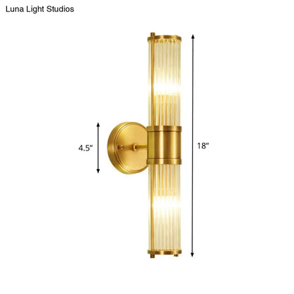 Aplique de pared de latón con cristal acanalado y media luz para iluminación tradicional de dormitorio