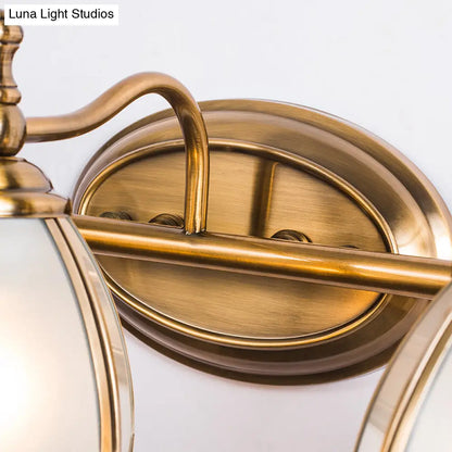 مصباح حائط برونزي أنيق من الزجاج الأبيض بتصميم صدفي لطاولة الحمام