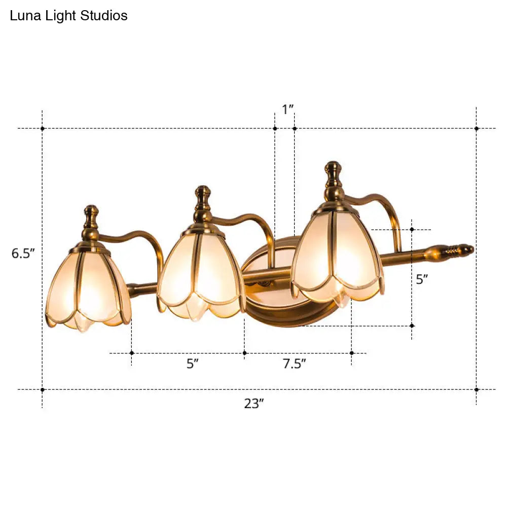 مصباح حائط برونزي أنيق من الزجاج الأبيض بتصميم صدفي لطاولة الحمام