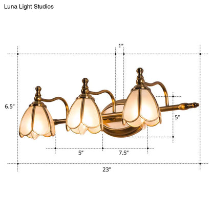 مصباح حائط برونزي أنيق من الزجاج الأبيض بتصميم صدفي لطاولة الحمام