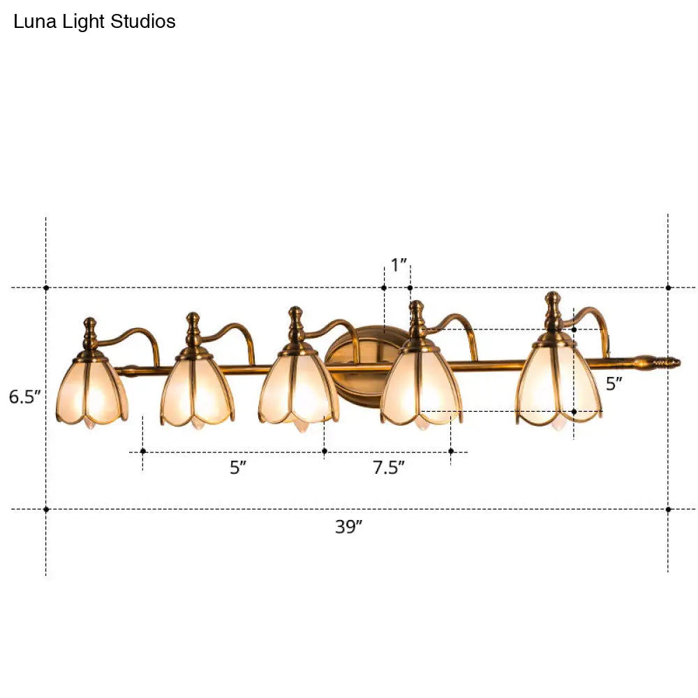 مصباح حائط برونزي أنيق من الزجاج الأبيض بتصميم صدفي لطاولة الحمام