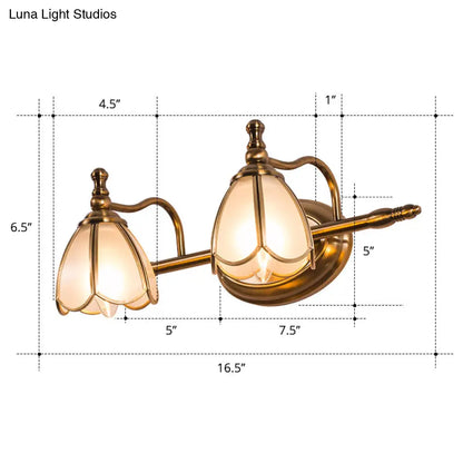 مصباح حائط برونزي أنيق من الزجاج الأبيض بتصميم صدفي لطاولة الحمام