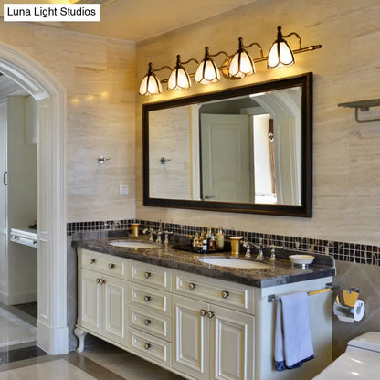 مصباح حائط برونزي أنيق من الزجاج الأبيض بتصميم صدفي لطاولة الحمام